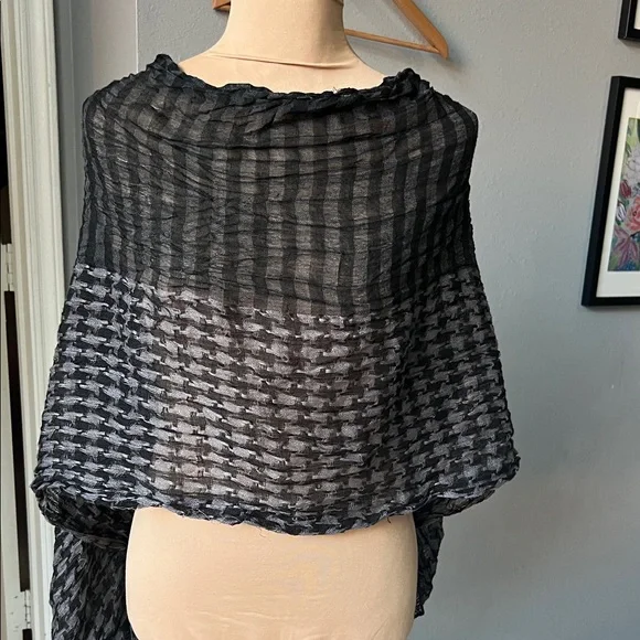 Black and Gray Checkered Scarf - Picture 4 of 4